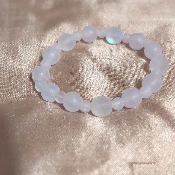 Elegant Frosted White Beaded Bracelet - Picture 4 of 5